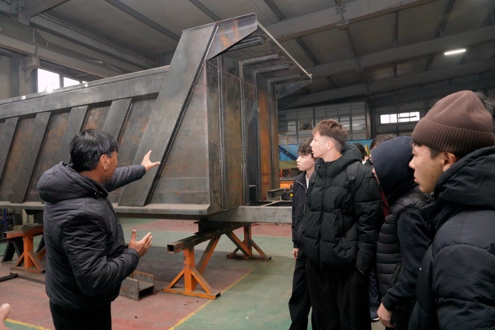 College Students Visited Manufacturing Enterprise — Photo 6