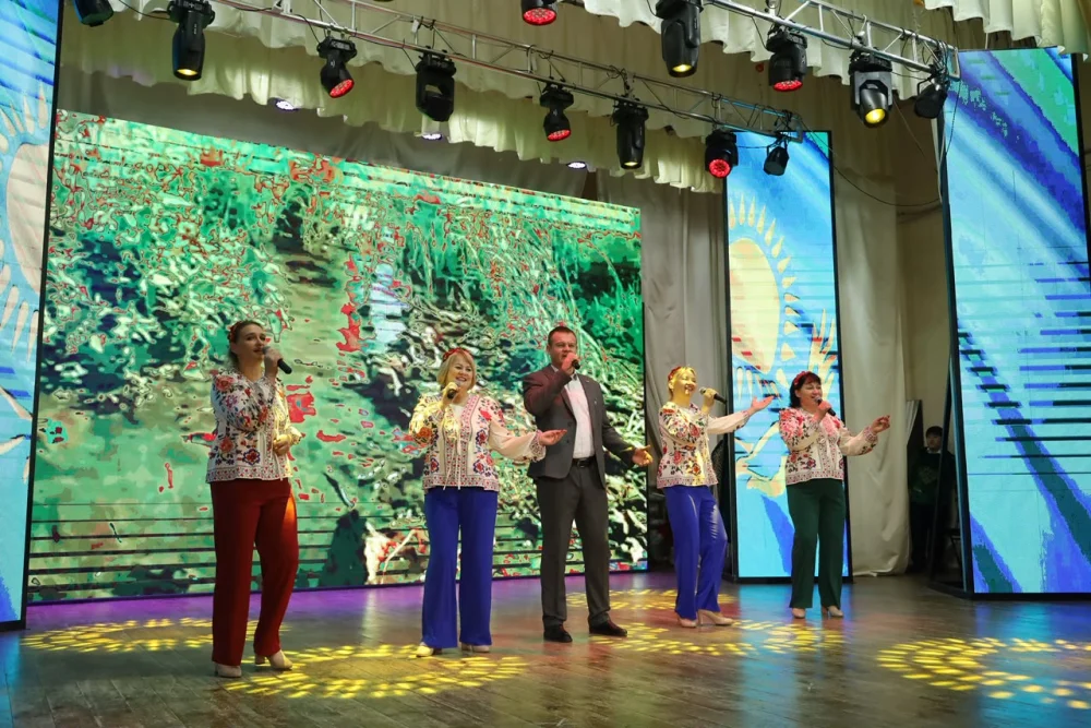 On October 23, a celebratory concert titled "Rukhy biik Qazaqstan!" ("Kazakhstan — A Pinnacle of the Spirit!") was held at the district House of Culture. — Photo 8
