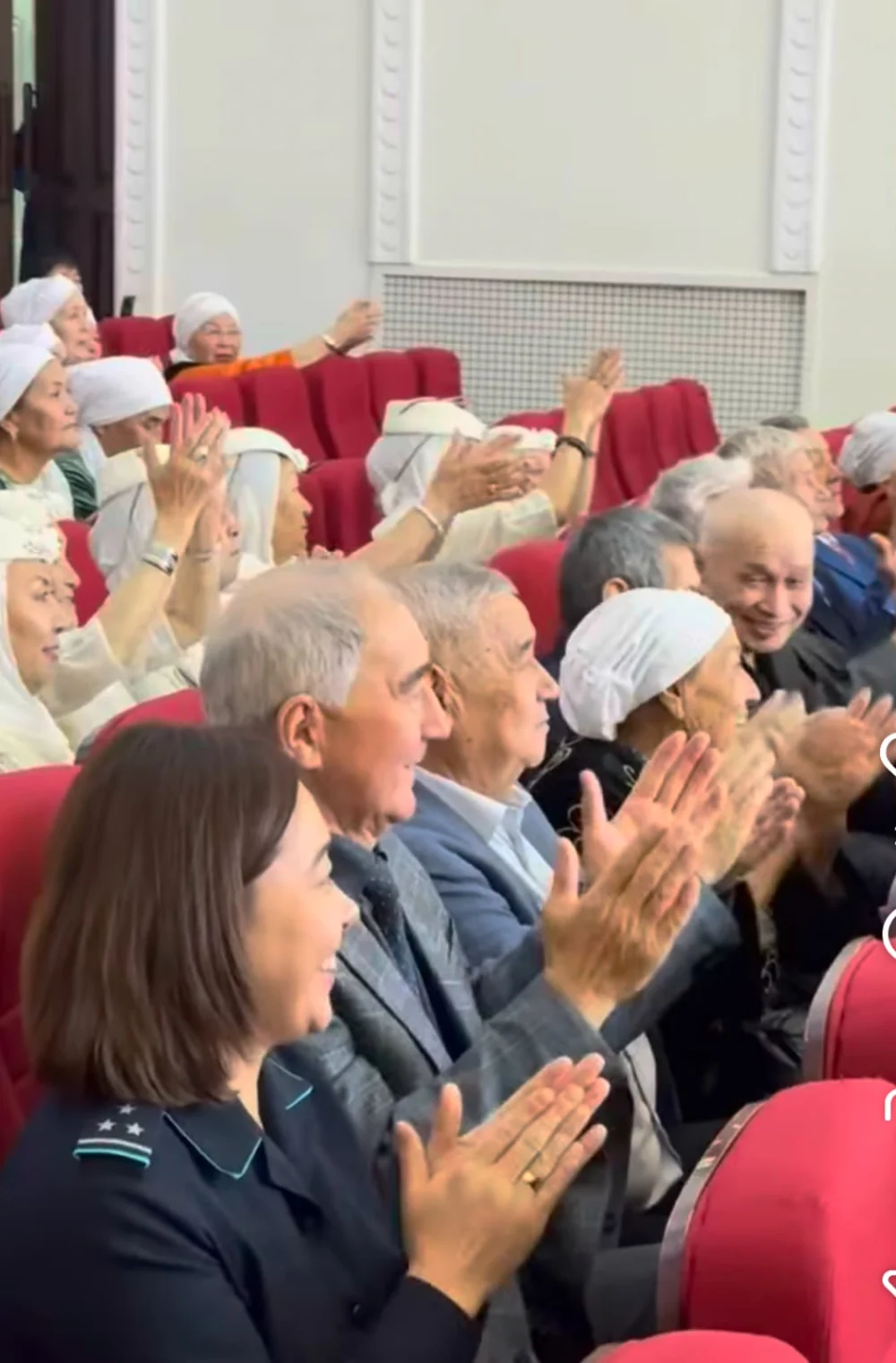 CES Veterans Attend a Festive Concert — Photo 2