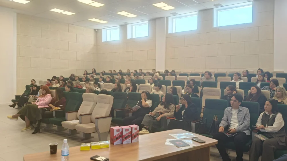 English language teachers met with an international foreign lecturer from Oxford University Press — Photo 3
