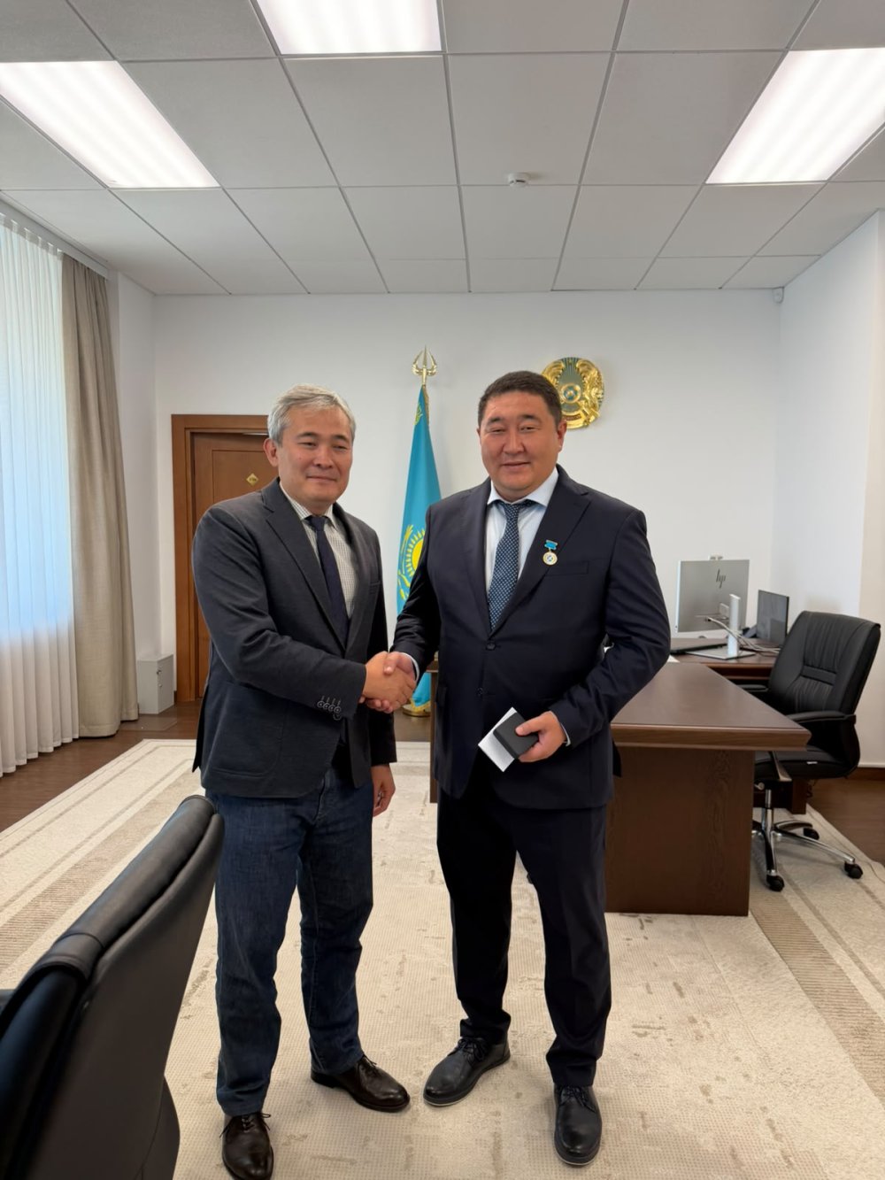 Almaty City Construction Department Chief Specialist Anuar Abylkhamitov Receives the “Qurmetti Qurylysşy” Badge