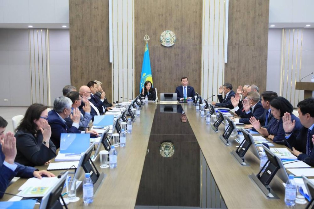 Инвестициялар, инфрақұрылым, әлеуметтік сала: Асхат Шахаров облыстық мәслихат депутаттарына есеп берді.