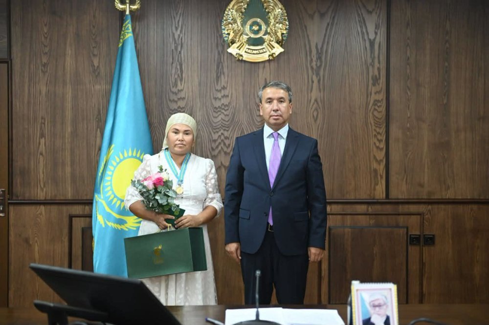 КӨПБАЛАЛЫ АНАЛАРҒА «АЛТЫН АЛҚА» ЖӘНЕ «КҮМІС АЛҚА» ТАБЫСТАЛДЫ