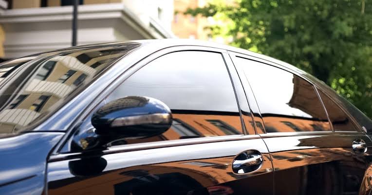 Трассада алдыңғы әйнектері қараңғылатылған көлік жүргізушісі анықталды