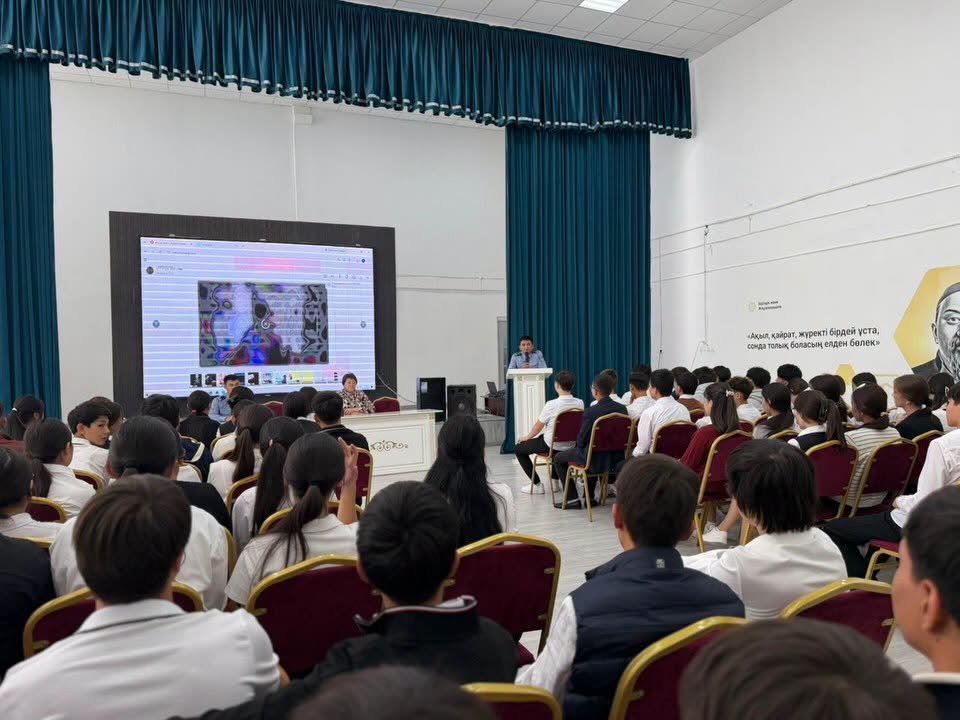 ОҚУШЫЛАРҒА ИНТЕРНЕТ ҚАУІПСІЗДІГІ МЕН ЕСІРТКІНІҢ ЗИЯНЫ ТҮСІНДІРІЛДІ