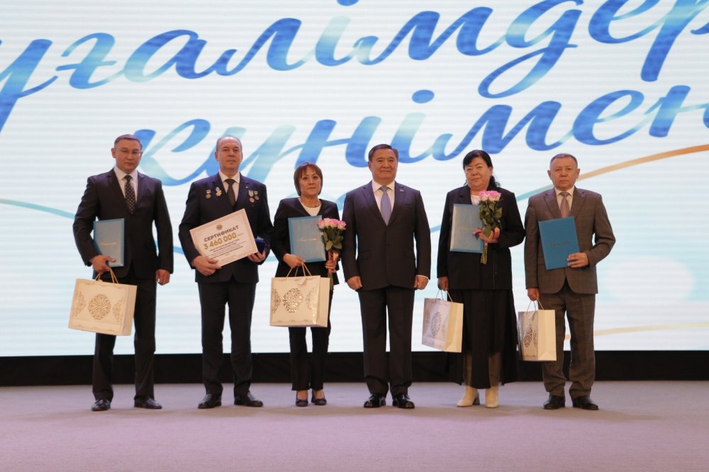 Ұстаздар күніне орай марапаттау