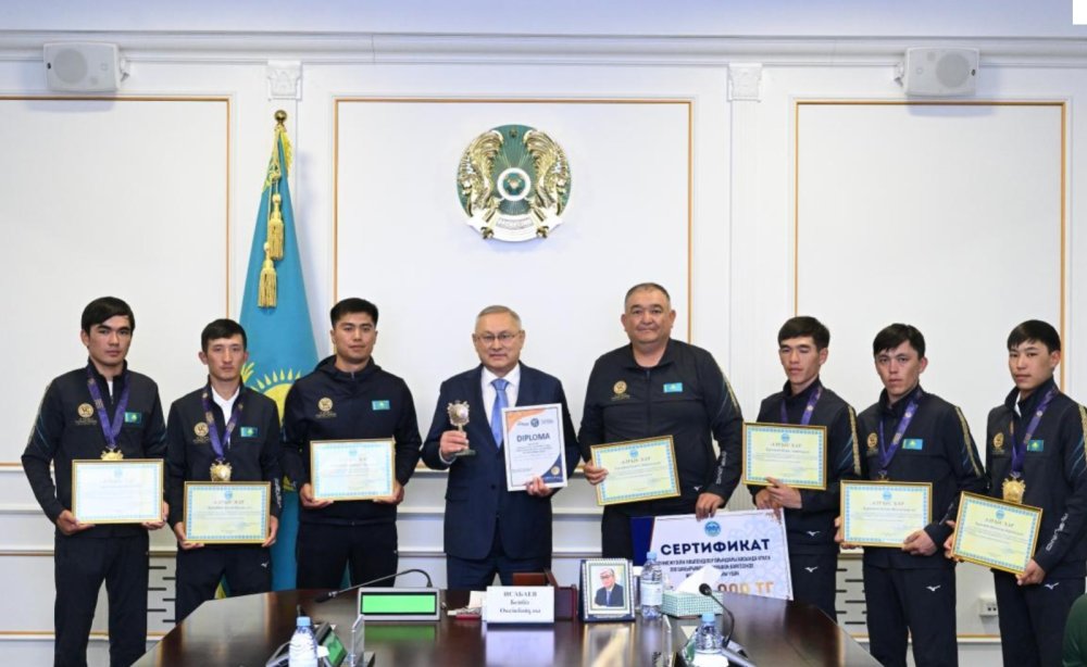 Бейбіт Исабаев VI Дүниежүзілік көшпенділер ойындарының 300 шақырымдық марафонында жеңіске жеткен «Жолбарыс» командасын қабылдады