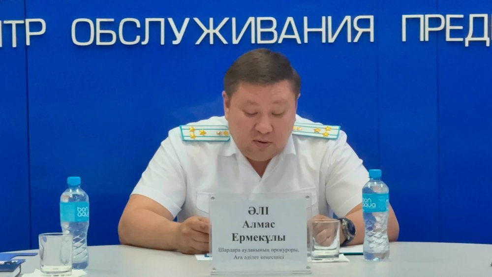 Шардара ауданының прокуроры, әділет кеңесшісі, полковник Әлі Алмас Ермекұлы заңнамалық реформалардың негізгі бағыттарын түсіндіріп, заң үстемдігін қамтамасыз ету және құқықтық тәртіпті нығайту бағытындағы басым міндеттерді атап өтті.