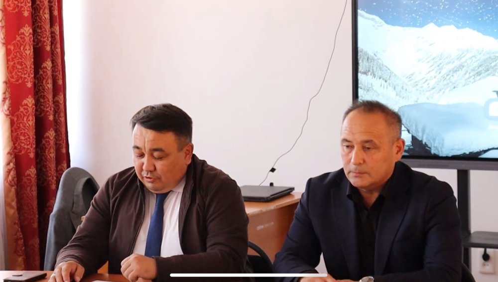 Аудан әкімі Шағалалы ауылындағы Жоғары агротехникалық колледжінің еңбек ұжымымен кездесті