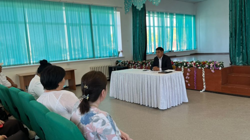 Ауылдық округ әкімі мектеп мұғалімдерімен кездесті