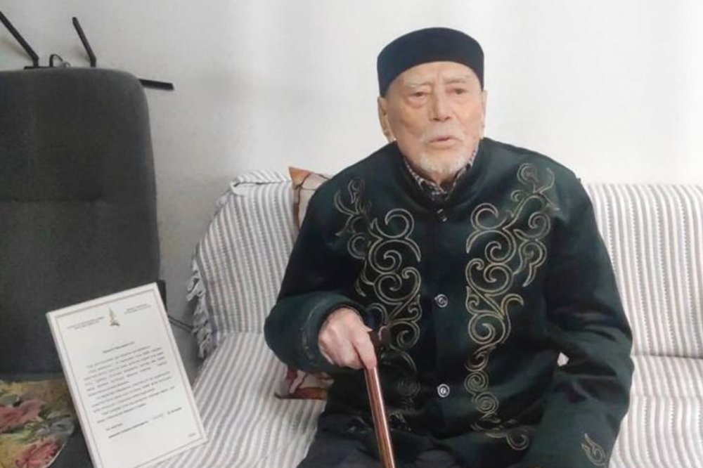 Қостанайда әскери қызметшілер майдангер Қасымхан Алдабергеновті құттықтады