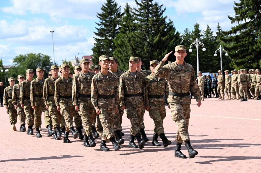 Батыс Қазақстан облысы «Сарбаз жолы» эстафетасын қолдады: әскерге шақырылушылар Алматыға қызмет өткеруге аттанды