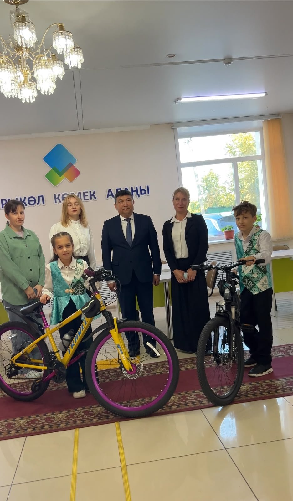 Сарыкөл ауданының әкімі Марат Шымырбеков жақында Оңтүстік Кореядан беделді халықаралық "Inspire Award"сыйлығымен оралған жас робототехниктер Ксения Чиханцова мен Егор Костеринмен кездесті.