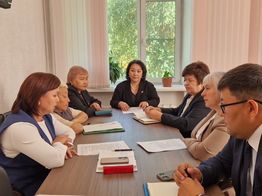 Алтай ауданы әкімінің орынбасары Ж.Аскарованың төрағалық етуімен әйелдер істері және отбасылық-демографиялық саясат жөніндегі аудандық комиссияның отырысы өтті.