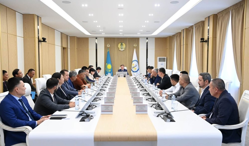 Құрылыс компанияларының басшыларымен кездесті