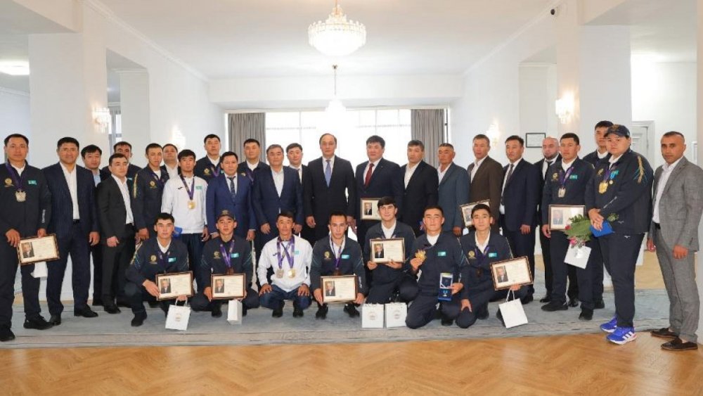 Ербол Қарашөкеев Дүниежүзілік көшпенділер ойындарында топ жарған жамбылдық спортшыларды марапаттады