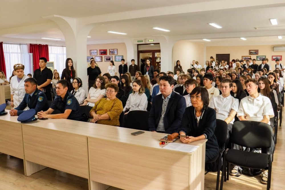 ҚАЕУ-дың 200-ден астам бірінші курс студенттері полицейлермен қауіпсіздік пен жауапкершілік туралы әңгімелесті
