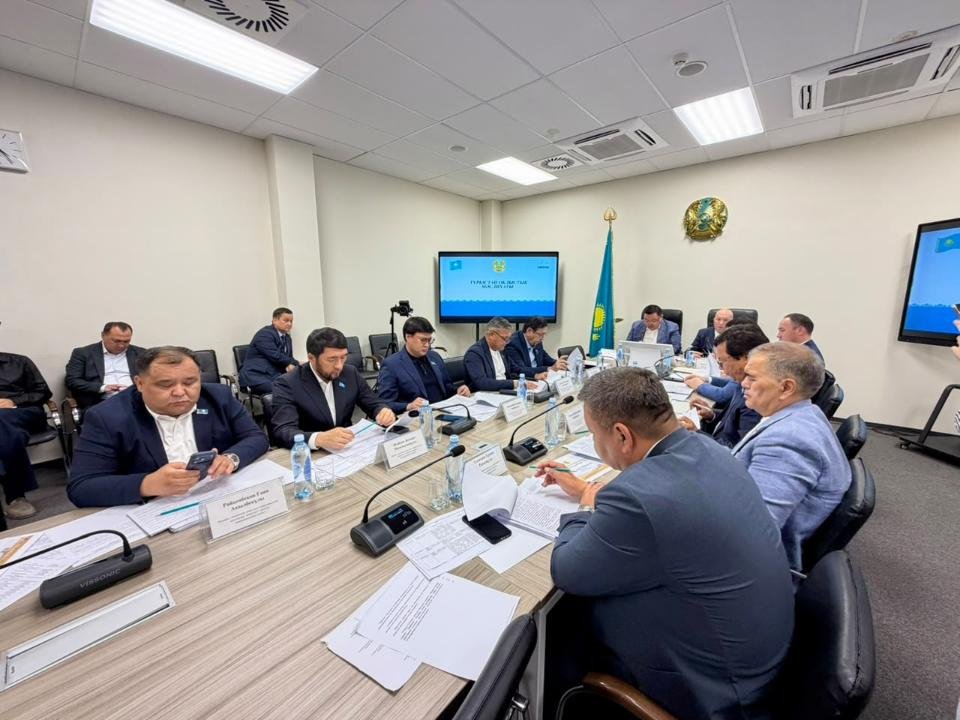 Бүгін Түркістан облыстық мәслихатының бюджет, экономика және ауыл шаруашылығы мәселелері жөніндегі тұрақты комиссиясының отырысы өтті.