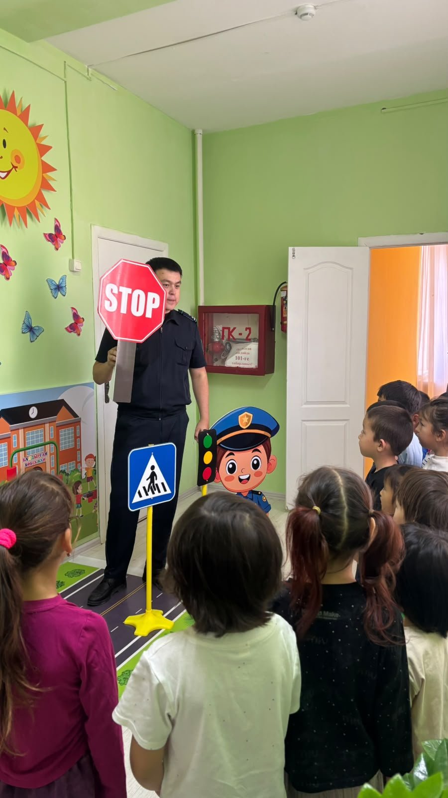 Жас жаяу жүргіншілерге жол қауіпсіздігі түсіндірілді