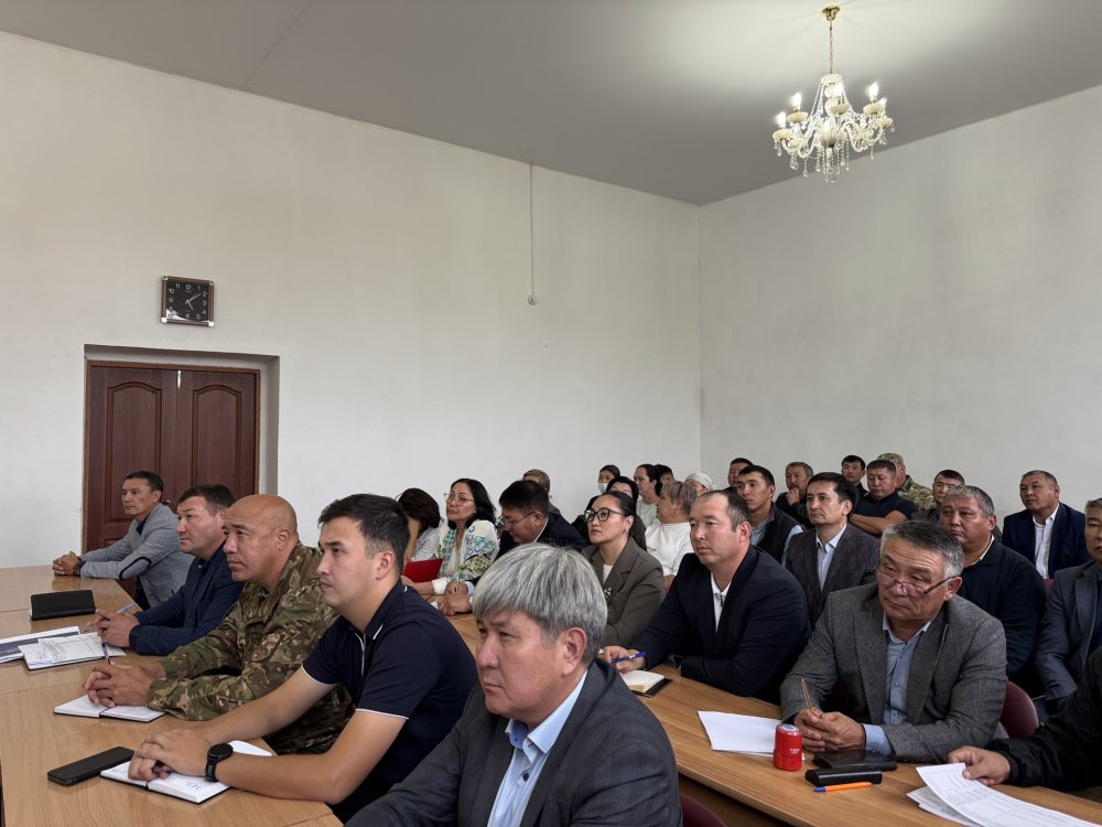 Май ауданындағы елді мекендерді абаттандыру және санитарлық тазалау айлығын ұйымдастыру мәселелері бойынша мәжіліс өтті.