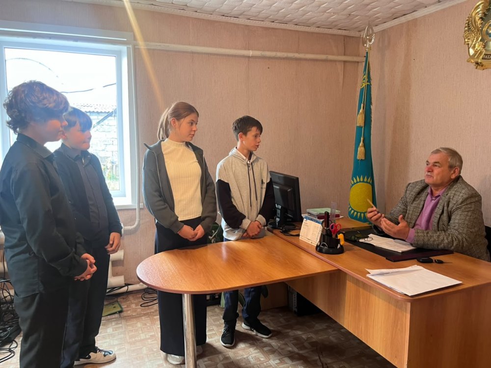 Менің мамандығым-мемлекеттік қызметкер.