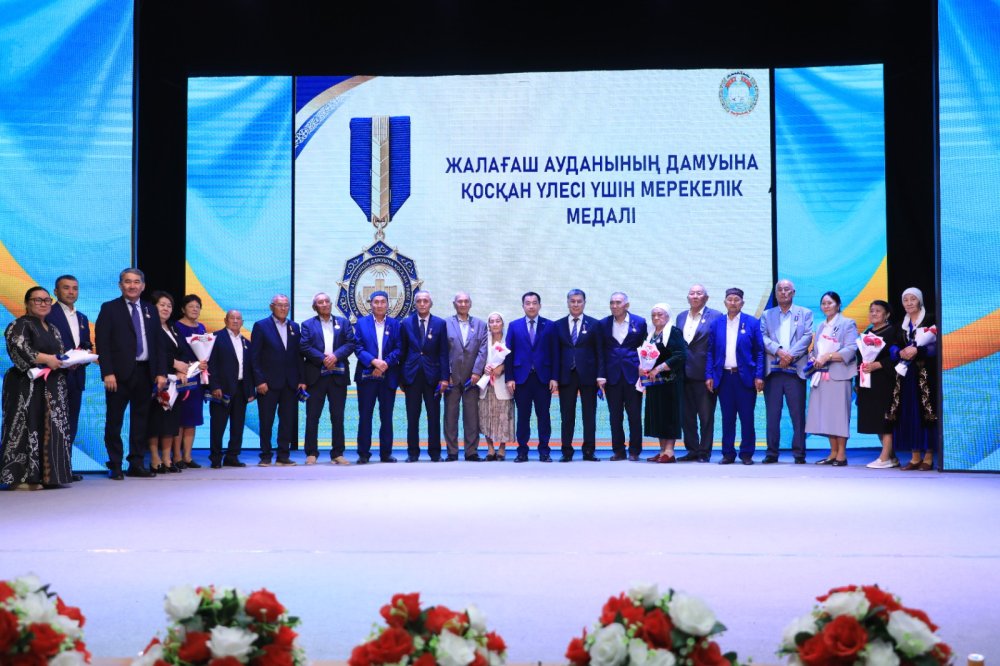Ақсу ауылының ақсақалдары Жалағаш ауданының дамуына қосқаны үлесі үшін мерекелік медалімен марапатталды.