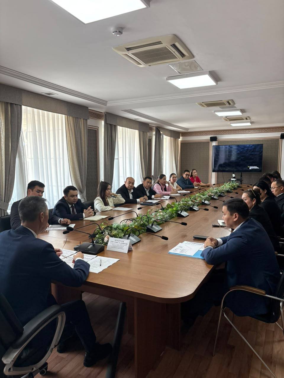 Заң мен тәртіп» қағидатын ілгерілету, мемлекеттік басқарудың тиімділігін арттыру және қолданыстағы заңнама талаптарына сәйкес мемлекеттік аппарат қызметін жетілдіру мақсатында ағымдағы жылғы 16 қыркүйекте Қазақстан Республикасы Мемлекеттік қызмет істері агенттігінің Маңғыстау облысы бойынша департаментінің ғимаратында мемлекеттік аппаратты бюрократиядан арылту мәселелері бойынша жұмыс тобының отырысы өт