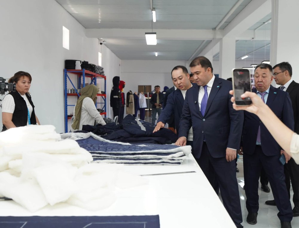ТҮРКІСТАН: СОЗАҚТАҒЫ ЦЕХ ЖЕРГІЛІКТІ КӘСІПОРЫНДАРДЫ АРНАЙЫ КИІМ МЕН ҚОЛҒАППЕН ҚАМТУҒА КІРІСТІ