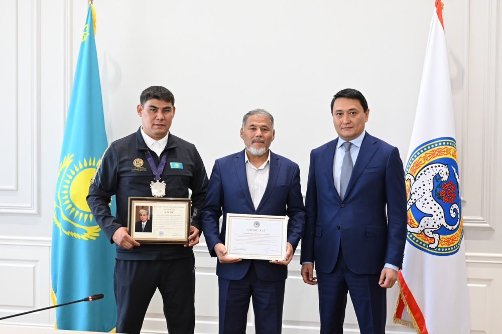 Алматыда VI Дүниежүзілік көшпенділер ойындарының жүлдегері Арман Қошқаров марапатталды