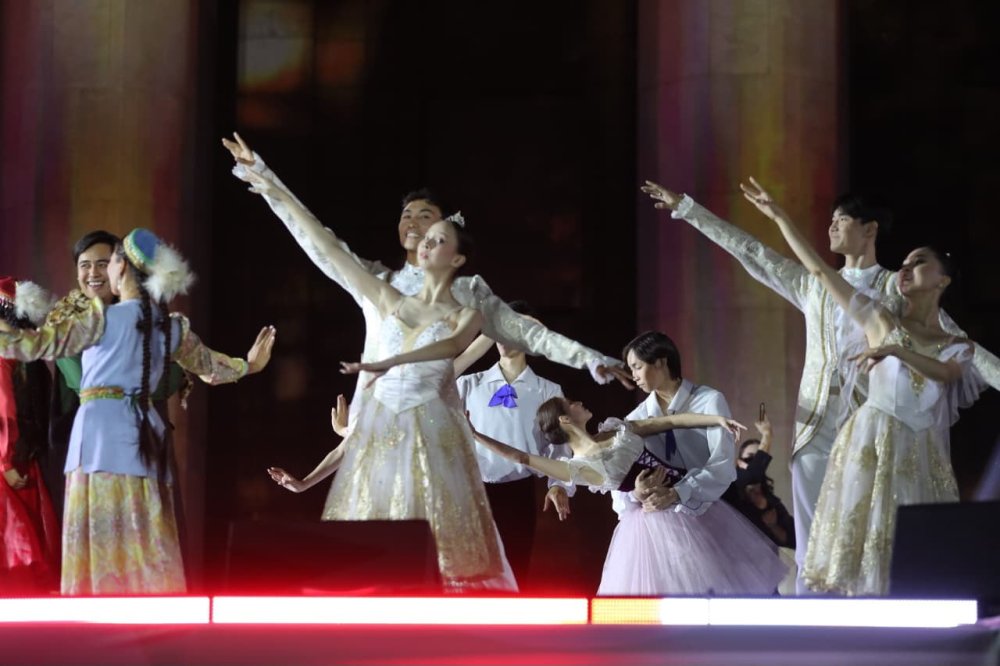 Қала күнінің шарықтау шегі: «Астана» алаңында Almaty Vibes және 3D Mapping Show өтті