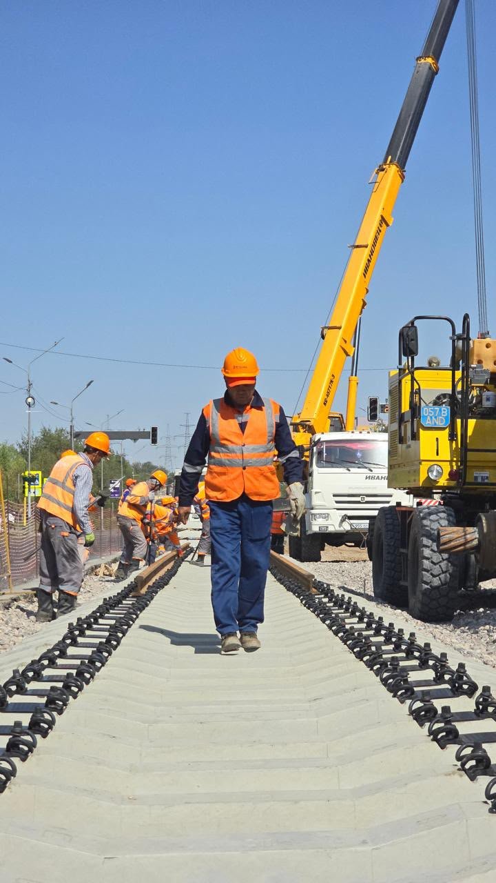 Алматыда LRT желісінің рельстерін төсеу басталды