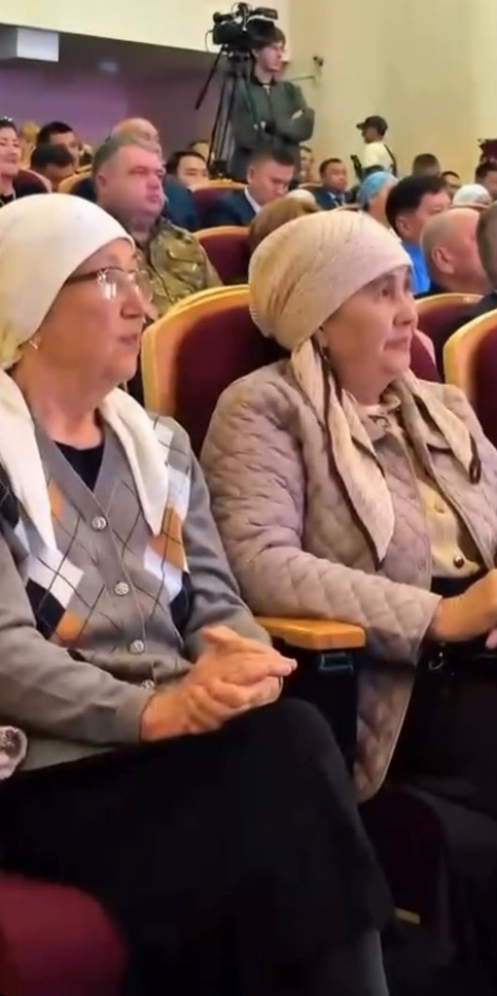 жергілікті тұрғындарымен кездесуі