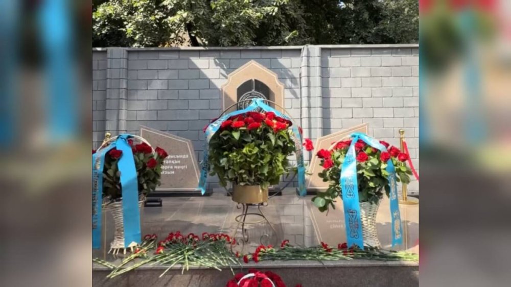 Алматыда қызметтік міндетін атқару кезінде қаза болған полиция қызметкерлеріне арналған ескерткіш ашылды