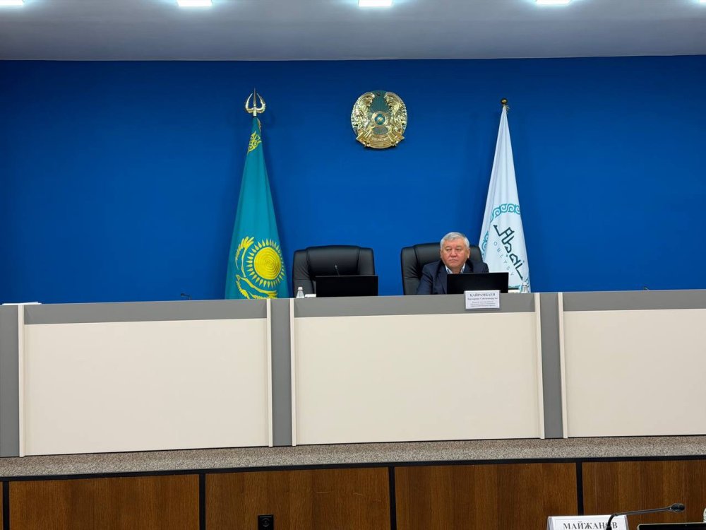 Абай облысы мәслихатының кезекті қырық бірінші сессиясы алдында депутаттар тұрақты комиссия отырысына жиналды