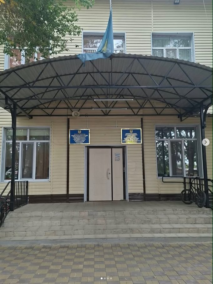 2026 жылғы 23 қыркүйекте Ұлытау облысының Әділет департаменті халықтың конституциялық-құқықтық мәдениеті мен құқықтық сауаттылығын арттыру, Қазақстан Республикасы Конституциясының негізгі ережелерін түсіндіру, заңға құрметпен қарау мәдениетін қалыптастыру, сондай-ақ құқықтық ағарту және профилактикалық жұмыстарды жүйелі ұйымдастыру мақсатында адвокаттар мен жеке сот орындаушыларының қатысуымен Жезқазған қаласындағы №26 мектептің педагогтері мен қызметкерлері арасында «Әділет кеңес береді» акциясын өткізді.