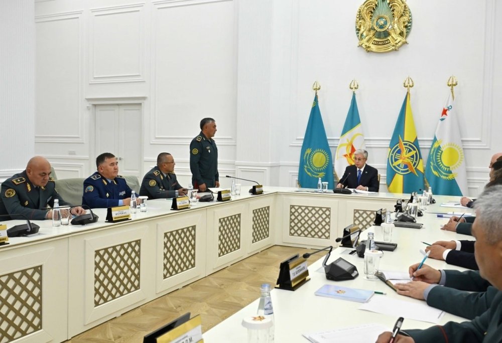 Мемлекет басшысы Әскери реформа жоспарын әзірлеуді тапсырды Президент – Қазақстан Республикасы Қарулы Күштерінің Жоғарғы Бас Қолбасшысы Қасым-Жомарт Тоқаев қорғаныс ведомствосының басшылық құрамымен кеңес өткізді. Мемлекет басшысы ұжымға жаңа Қорғаныс министрін таныстырды. Жиын Маңғыстау облысында өткен оқу-жаттығу кезінде қаза тапқан 14 әскери қызметшіні бір минут үнсіздікпен еске алудан басталды.