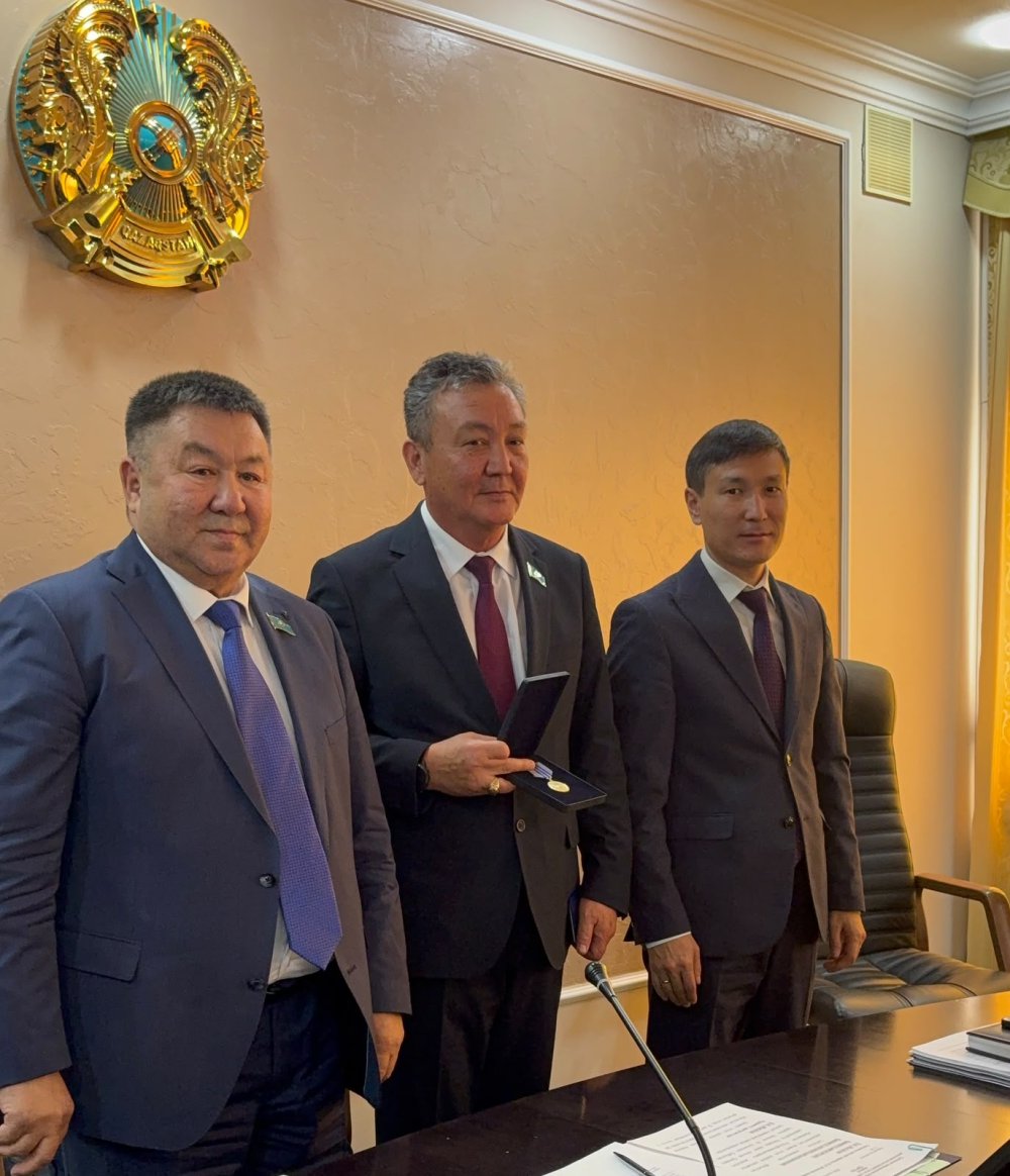 Әбілқайыр Ошақбаев «Еңбек ардагері» төсбелгісімен марапатталды