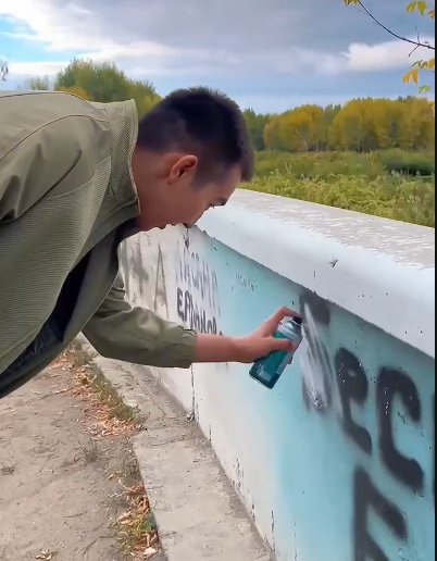 Абай облысы Полиция департаменті өңір тұрғындарына ғимараттарға, құрылыстарға, инфрақұрылым нысандарына және басқа да қоғамдық орындарға рұқсатсыз граффити, түрлі жазбалар мен суреттер салу вандализм ретінде қарастырылып, заңнамада көзделген жауапкершілікке әкеп соғуы мүмкін екенін ескертеді.