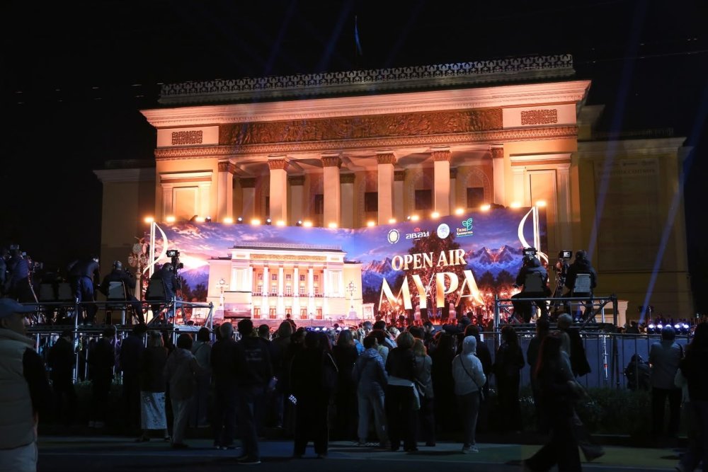 «МҰРА»: Абай атындағы театрдың ауқымды Open-Air концерті мыңдаған көрермен жинады