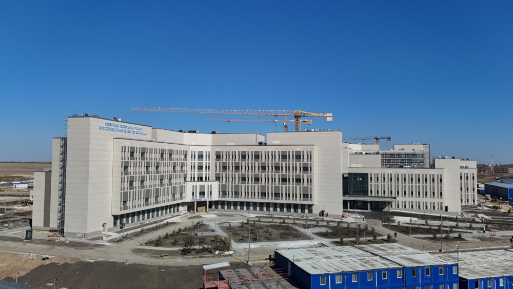 КӨКШЕТАУДА ҚАЗАҚСТАНДАҒЫ ЕҢ ІРІ МЕДИЦИНАЛЫҚ ОРТАЛЫҚТАРДЫҢ БІРІ БОЙ КӨТЕРУДЕ: ҚҰРЫЛЫС ЖҰМЫСТАРЫ 76%-ҒА ОРЫНДАЛДЫ