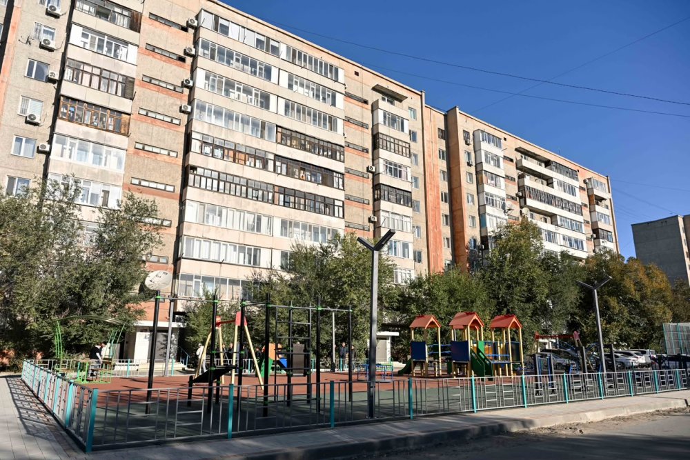 Семейде тұрғын үйлердің аулалары абаттандырылып жатыр