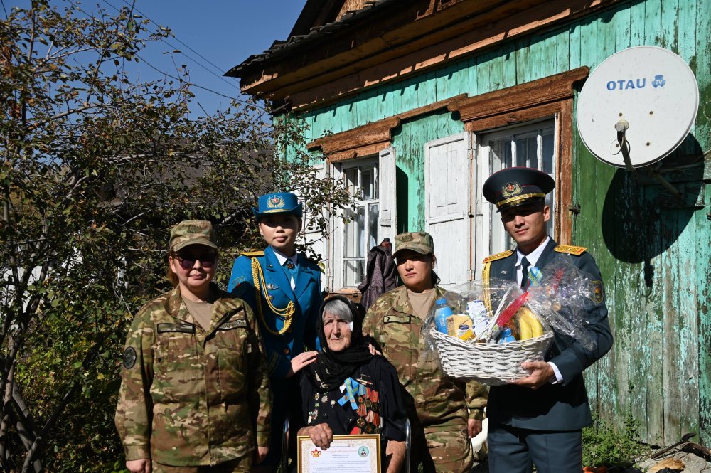 Өскемен мен Түркістанда әскери қызметшілер ардагерлерді құттықтады