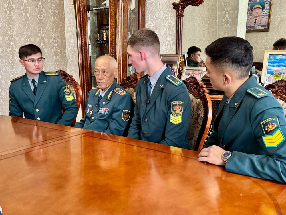 Алматыда әскери институт курсанттары Қазақстанның алғашқы байланыс әскерлері генералын құттықтады