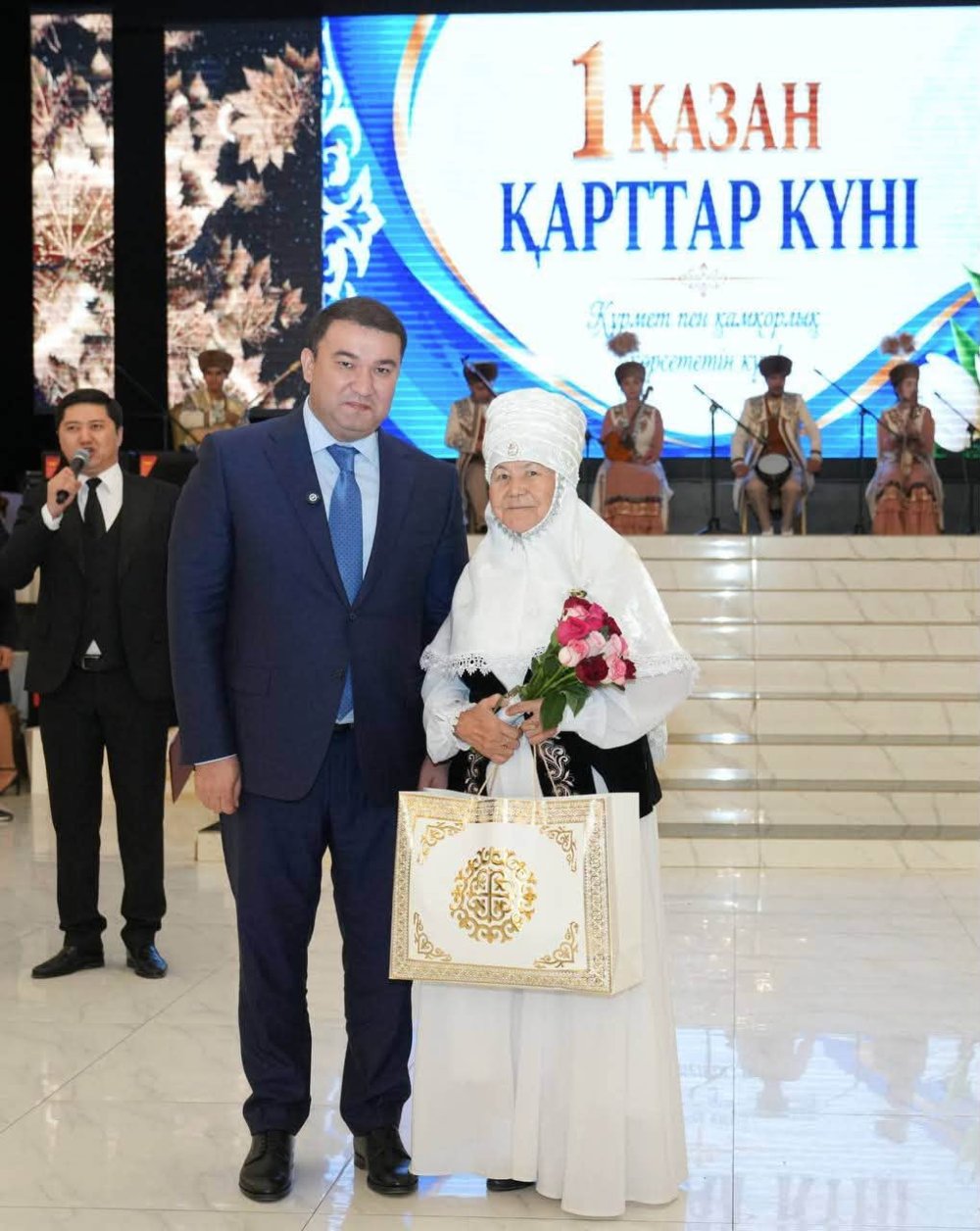 АҒА БУЫНҒА ҚҰРМЕТ КӨРСЕТІЛДІ
