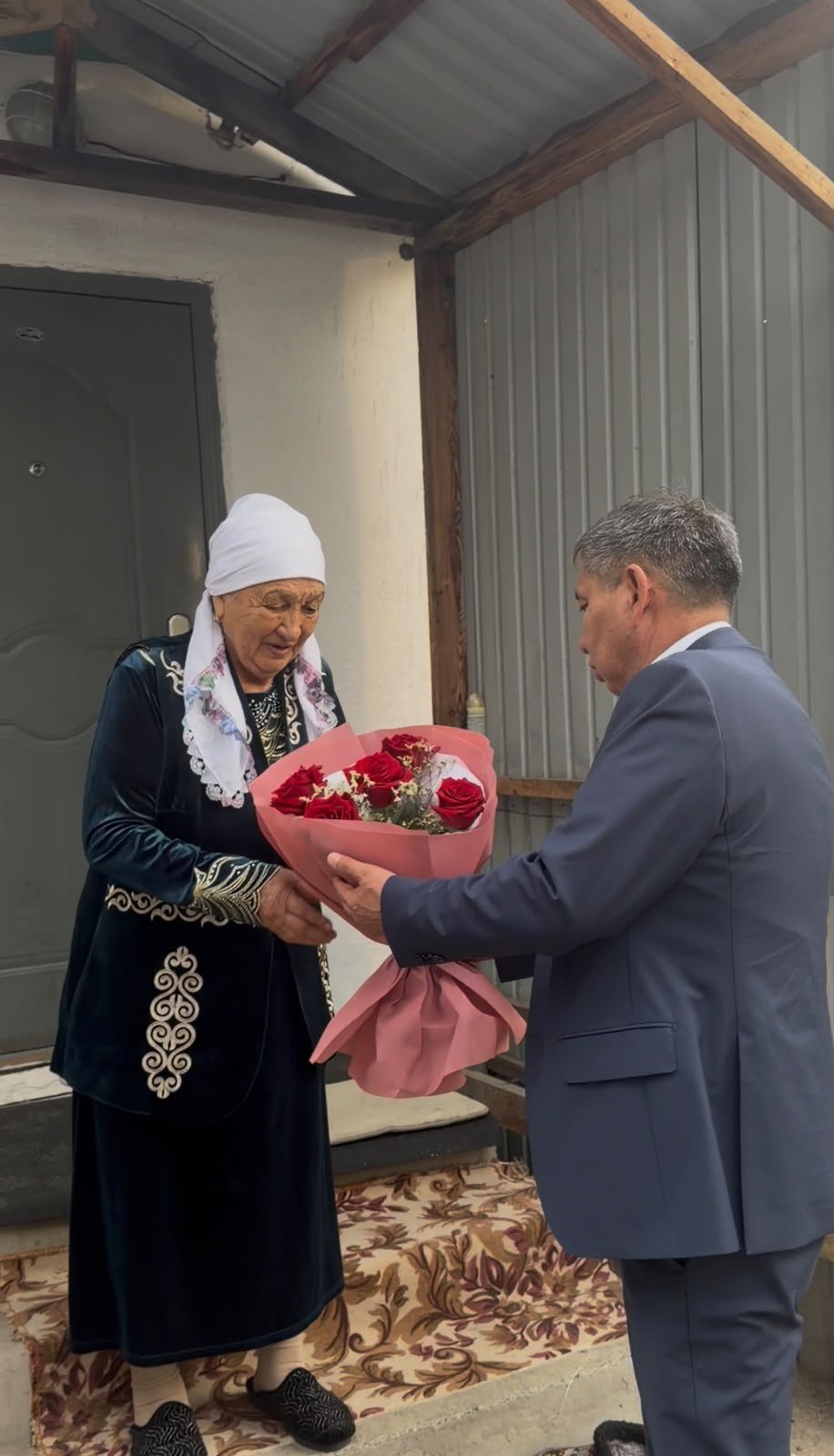 Аудан әкімі Алмас Сапарғалиұлы ауданымыздағы қарияларды мерекемен құттықтап, арнайы сый-сияпат табыстады