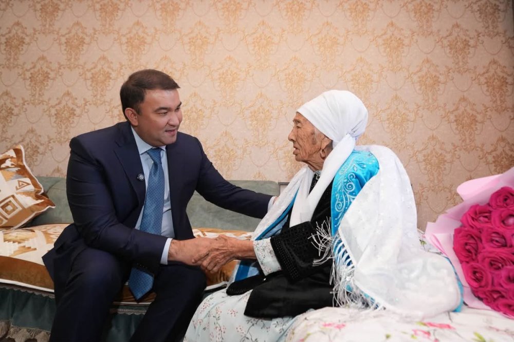 ТҮРКІСТАН ОБЛЫСЫНЫҢ ӘКІМІ ТЫЛ АРДАГЕРЛЕРІНІҢ ШАҢЫРАҚТАРЫНА БАРЫП, ҚҰРМЕТ КӨРСЕТТІ
