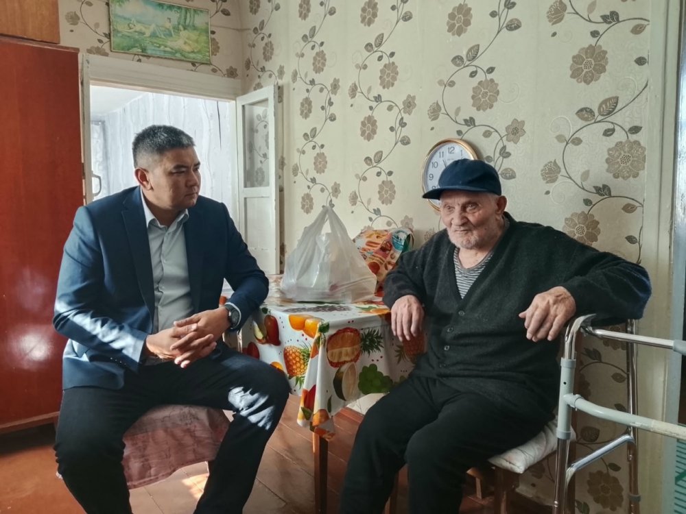 Ауылдық округ әкімі қарттарды мерекемен құттықтады.