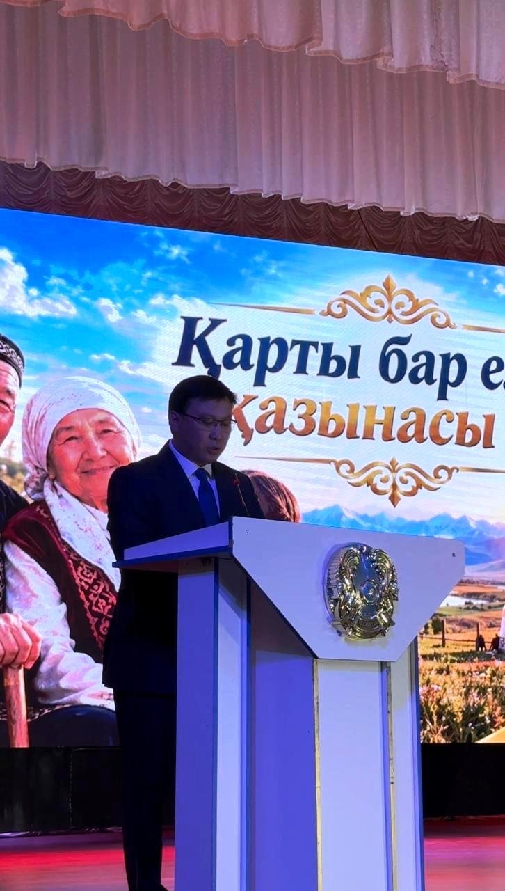 Аудан әкімі қарттарды мерекемен құттықтады