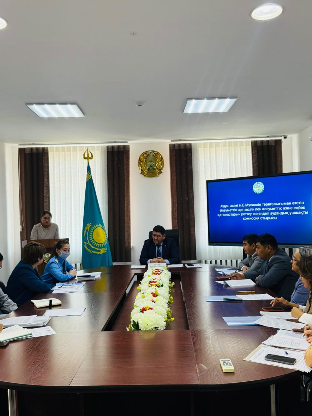 Әлеуметтік әріптестік пен әлеуметтік және еңбек қатынастарын реттеу жөніндегі аудандық үшжақты комиссия отырысы өткізілді.