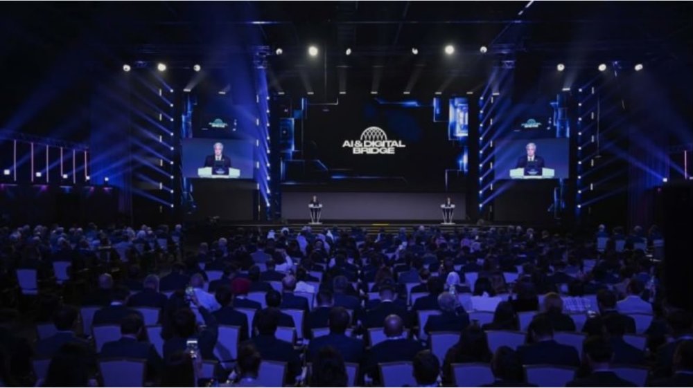 Мемлекеттік корпорация AI & Digital Bridge 2026 форумында 1414 Бірыңғай байланыс орталығының AI-шешімдерін таныстырды